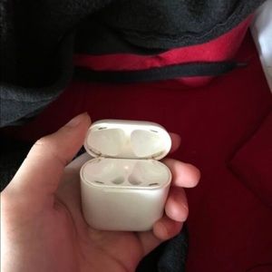 Apple AirPod charging case